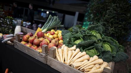 Warten auf die Besucher: Obst und Gemüse liegen schon vor der Eröffnung der Grünen Woche an einem Stand bereit. 