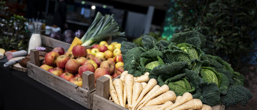 Warten auf die Besucher: Obst und Gemüse liegen schon vor der Eröffnung der Grünen Woche an einem Stand bereit. 