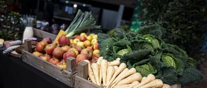 Warten auf die Besucher: Obst und Gemüse liegen schon vor der Eröffnung der Grünen Woche an einem Stand bereit. 