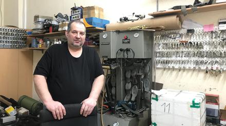 Dmitry Berger, Schuster in Neukölln, muss seine Werkstatt räumen. 
