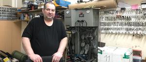 Dmitry Berger, Schuster in Neukölln, muss seine Werkstatt räumen. 