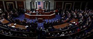 Kevin McCarthy spricht im Repräsentantenhaus.