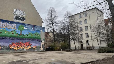 Diese im Krieg entstandene Baulücke grenzt an das Rosa-Luxemburg-Gymnasium in Pankow. An dieser Stelle soll der Anbau entstehen.