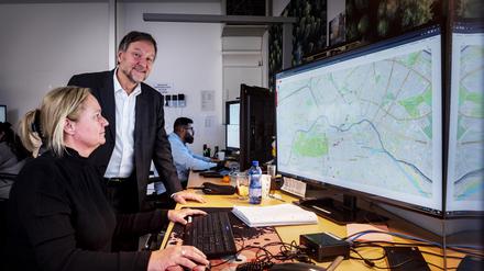 Bernd Wölfel und Alexandra Koch in der SEV-Zentrale der Bahn. Hier werden die Ersatzbusse für den Nord-Süd-Tunnel koordiniert.