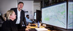 Bernd Wölfel und Alexandra Koch in der SEV-Zentrale der Bahn. Hier werden die Ersatzbusse für den Nord-Süd-Tunnel koordiniert.