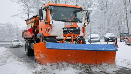 Ein Schneeräumfahrzeug befreit vor dem Kloster Banz in Oberfranken die Straße vom Schnee (Symbolbild).