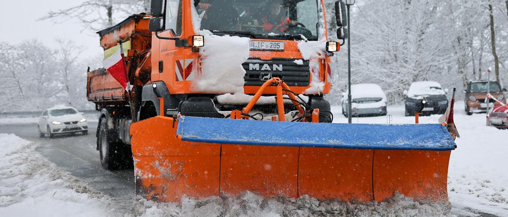 Ein Schneeräumfahrzeug befreit vor dem Kloster Banz in Oberfranken die Straße vom Schnee (Symbolbild).
