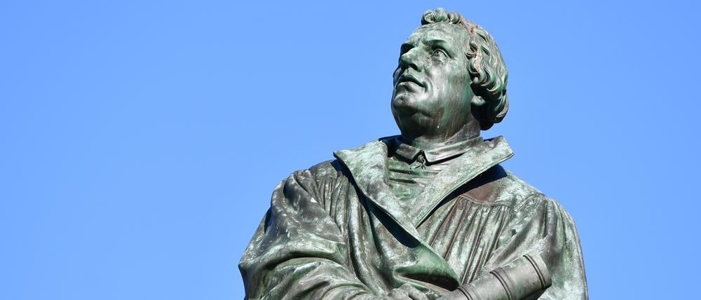 Ein Relief aus Bronze des Reformators Martin Luther steht in Worms.