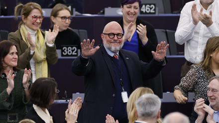 18.01.2023, Frankreich, Straßburg: Marc Angel (M), Abgeordneter des Europäischen Parlaments, reagiert nach seiner Wahl zum Vizepräsidenten des Europäischen Parlaments. Der Luxemburger Sozialdemokrat Angel ist infolge des EU-Korruptionsskandals zum neuen Vizepräsidenten des Europaparlaments gewählt worden. Foto: Jean-Francois Badias/AP/dpa +++ dpa-Bildfunk +++