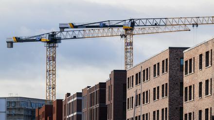 16.01.2023, Niedersachsen, Hannover: Mehrfamilienhäuser mit tausenden Wohnungen werden im Neubaugebiet Kronsrode gebaut. Die deutsche Bauindustrie schaut pessimistisch in die Zukunft und stellt sich auch 2023 auf Umsatzeinbußen ein. (Zu dpa «Bauindustrie pessimistisch für Zukunft - 2023 realer Umsatzrückgang») Foto: Julian Stratenschulte/dpa +++ dpa-Bildfunk +++