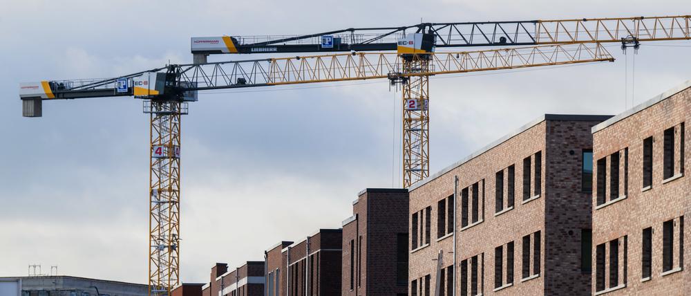 16.01.2023, Niedersachsen, Hannover: Mehrfamilienhäuser mit tausenden Wohnungen werden im Neubaugebiet Kronsrode gebaut. Die deutsche Bauindustrie schaut pessimistisch in die Zukunft und stellt sich auch 2023 auf Umsatzeinbußen ein. (Zu dpa «Bauindustrie pessimistisch für Zukunft - 2023 realer Umsatzrückgang») Foto: Julian Stratenschulte/dpa +++ dpa-Bildfunk +++