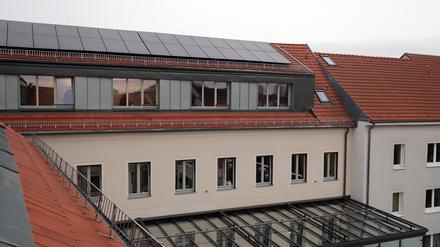 Die Solaranlagen wurden auf dem Dach zur Hofseite des Hauses des Handwerks angebracht. 