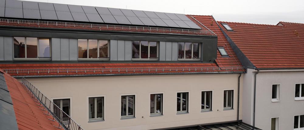 Die Solaranlagen wurden auf dem Dach zur Hofseite des Hauses des Handwerks angebracht. 
