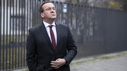 Eine Schonfrist gibt es nicht - der SPD-Politiker Boris Pistorius muss innerhalb kürzester Zeit vom Landesinnenminister in Niedersachsen zum Bundesminister der Verteidigung umschulen. 