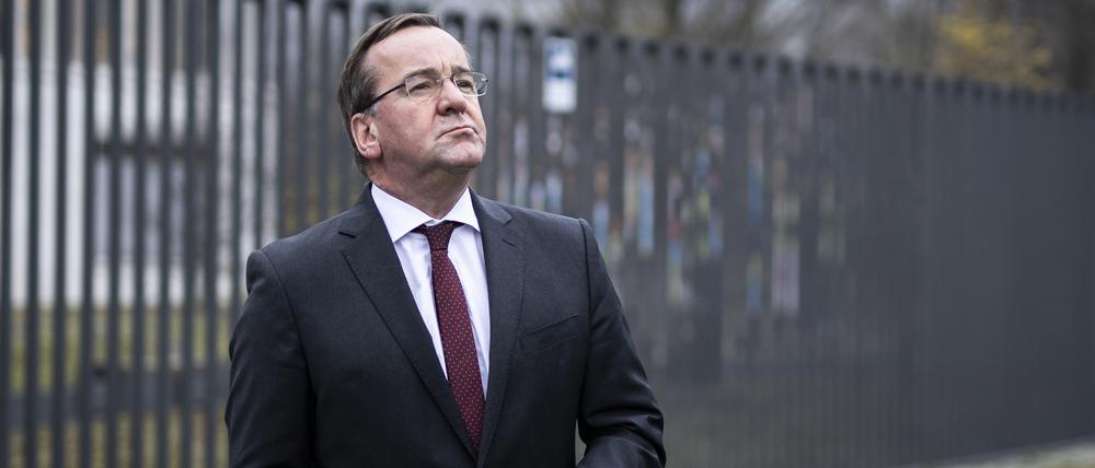 Eine Schonfrist gibt es nicht - der SPD-Politiker Boris Pistorius muss innerhalb kürzester Zeit vom Landesinnenminister in Niedersachsen zum Bundesminister der Verteidigung umschulen. 