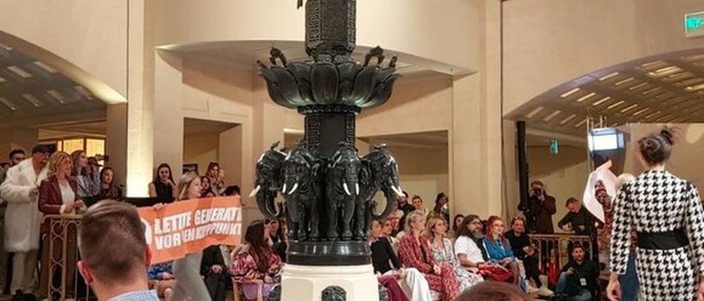 Störaktion der Letzten Generation im Adlon bei der Fashion Week.