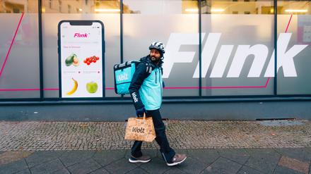 Die Kuriere des Lieferdienstes Wolt fahren jetzt auch die Produkte des Online-Supermarktes Flink aus.