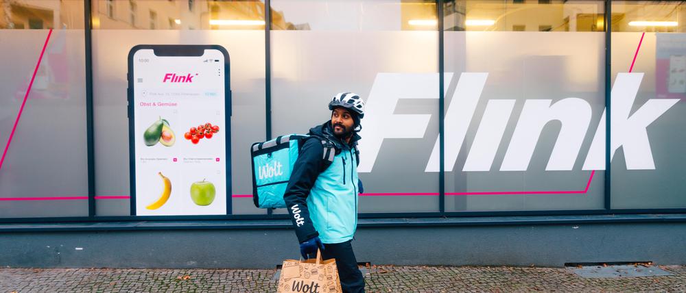 Die Kuriere des Lieferdienstes Wolt fahren jetzt auch die Produkte des Online-Supermarktes Flink aus.