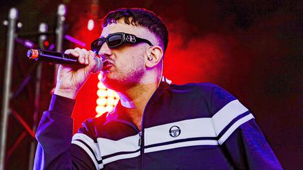 Der Rapper Haftbefehl bei einem Konzert im realen Leben. Seit 2022 tritt er auch im Metaverse auf.