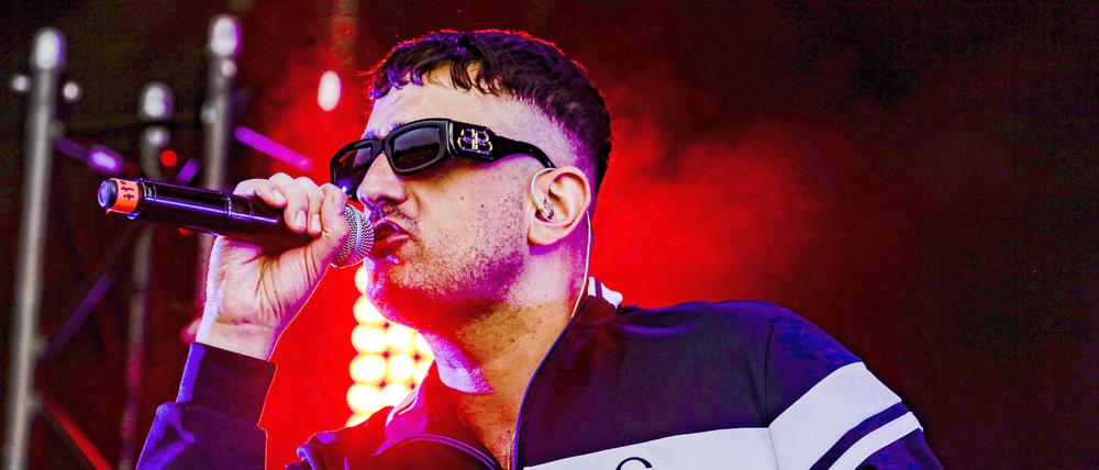 Der Rapper Haftbefehl bei einem Konzert im realen Leben. Seit 2022 tritt er auch im Metaverse auf.
