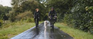 Unser Autor mit Freundin Anne und Hund Stella unterwegs durch das Oderbruch.
