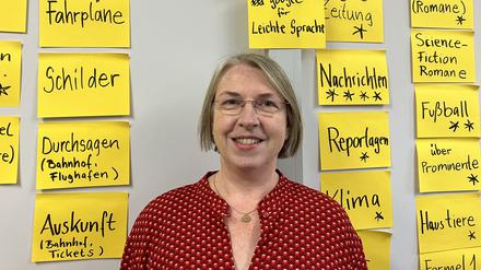 Übersetzerin Ingeborg Naundorf vor der Zettelwand im Prüfbüro des Diakonissenhauses Teltow