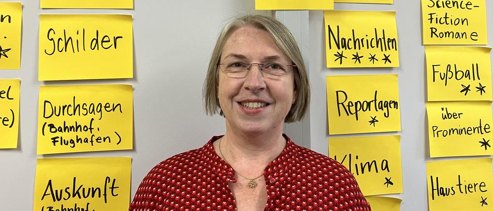 Übersetzerin Ingeborg Naundorf vor der Zettelwand im Prüfbüro des Diakonissenhauses Teltow