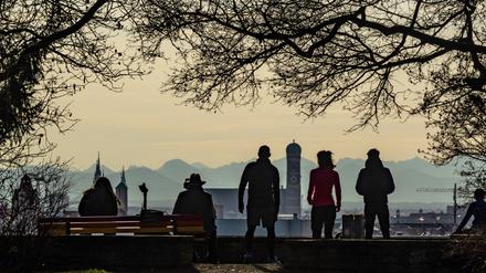 02.01.2023, Bayern, München: Spaziergänger und Freizeitsportler genießen bei Föhnwetter auf dem Luitpoldhügel im Stadtteil Schwabing den Ausblick auf die Kulisse der bayerischen Landeshauptstadt. Im Hintergrund ist das Alpenpanorama zu erkennen, wobei die Entfernung zwischen der Innenstadt und den Alpen etwa 100 Kilometer beträgt. Foto: Peter Kneffel/dpa +++ dpa-Bildfunk +++