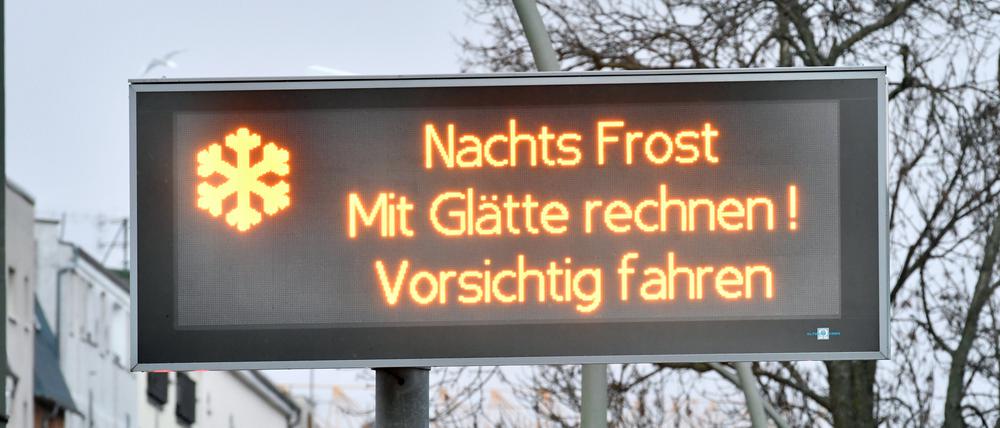 „Nachts Frost - Mit Glätte rechnen! - Vorsichtig fahren“ steht auf einer Info-Tafel. 