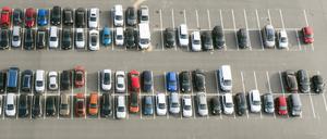 Tesla Giga Facoty Gruenheide, 12.11.2022 - Parkplatz mit Autos von Mitarbeitern an der Tesla Gigafactory in Gruenheide. Gruenheide Brandenburg Deutschland *** Tesla Giga Facoty Gruenheide, 12 11 2022 parking lot with cars of employees at Tesla Gigafactory in Gruenheide Gruenheide Brandenburg Germany