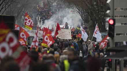 Bereits 2020 gab es Proteste gegen Macrons Rentenreformplan. 
