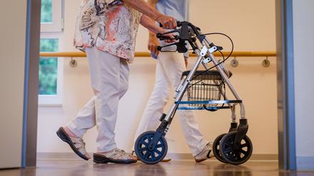 Die Pflegekosten in Berlin sind gestiegen. 