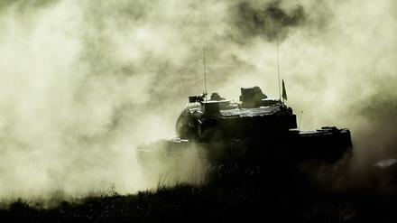 Ein Kampfpanzer Leopard 2 schießt während einer Bundeswehrübung.