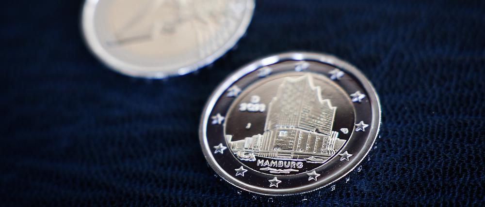 Zwei neue Zwei-Euro-Münzen mit der Silhouette der Elbphilharmonie.