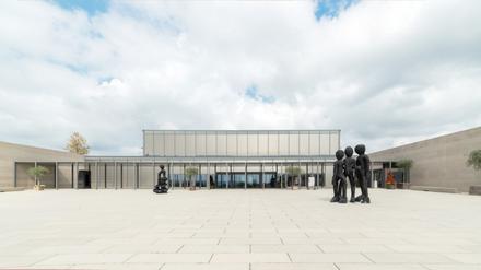 Zwei Skulpturen von Georg Baselitz auf dem Vorplatz des Carmen Würth Forum in Künzelsau.