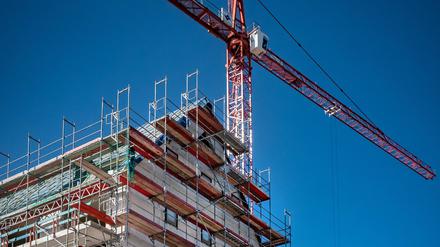 Blick auf eine Baustelle. Die Bauzinsen werden vermutlich auch 2023 weiter steigen.