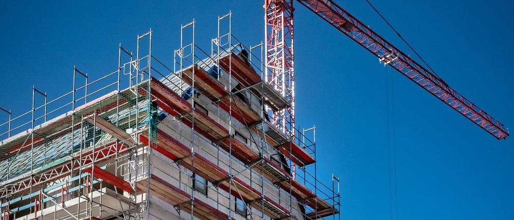 Blick auf eine Baustelle. Die Bauzinsen werden vermutlich auch 2023 weiter steigen.