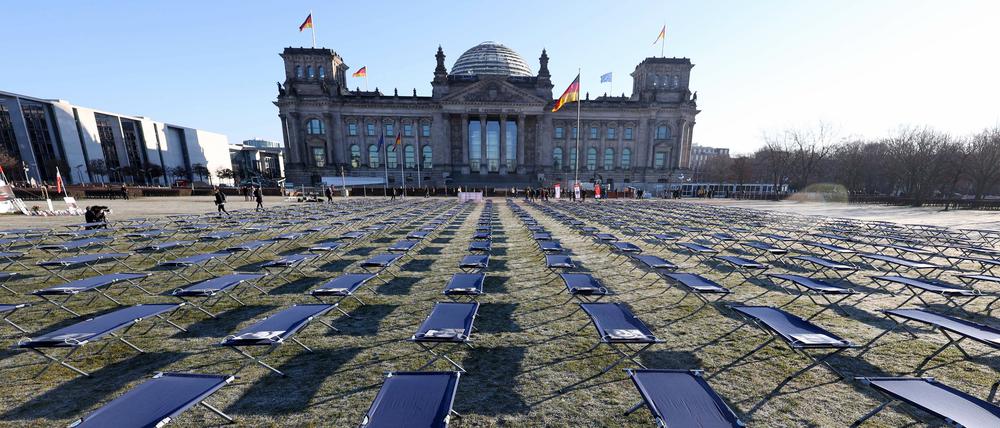 Bei einer Demonstration von Long Covid und ME/CFS-Betroffenen sind vor dem Reichstagsgebäude 400 Feldbetten mit Porträts von Betroffenen aus ganz Deutschland aufgestellt worden.