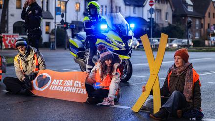 Aktivisten der Umweltschutzorganisation „Letzte Generation“ haben sich auf eine Straßenkreuzung geklebt.