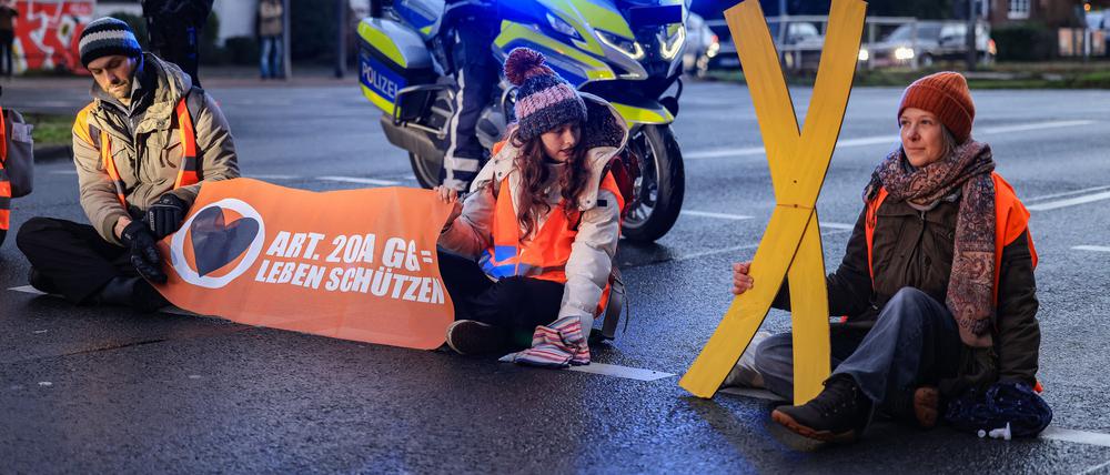 Aktivisten der Umweltschutzorganisation „Letzte Generation“ haben sich auf eine Straßenkreuzung geklebt.