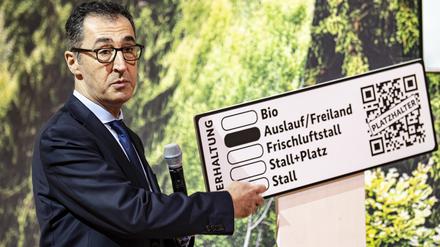 Landwirtschaftsminister Cem Özdemir stellt im Rahmen der Grünen Woche die dortige Halle des Landwirtschaftsministeriums vor. 