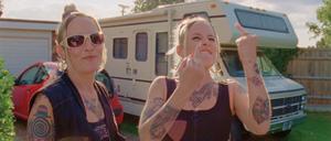 Polly and Sophie Duniam drohen eine „Never-ending Fuck Brexit-Tour“ im Wohnmobil an.