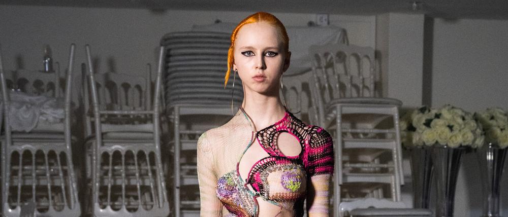 Die Designerin Odèly Teboul häkelt, klöppelt und strickt ihre Kleider selbst. Ihre Mode zeigte sie im Queen Palace in Kreuzberg.