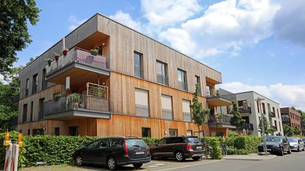 Beim Tag der Architektur am 27.06.21 in Potsdam steht Holz als Baumaterial im Fokus. Mehrfamilienhaus am Waldpark in der Herrmann-Kasack-Strasse in Potsdam.