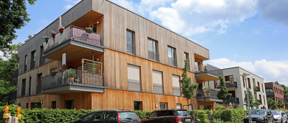 Beim Tag der Architektur am 27.06.21 in Potsdam steht Holz als Baumaterial im Fokus. Mehrfamilienhaus am Waldpark in der Herrmann-Kasack-Strasse in Potsdam.