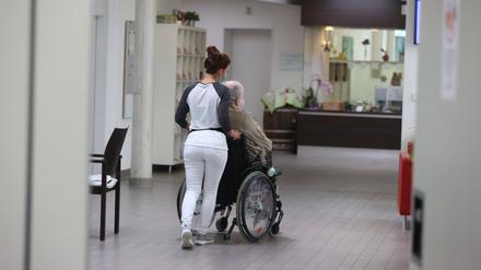 Praktika sind beim Pflegefachstudium lang und Pflicht. Doch sie werden nicht bezahlt.