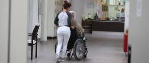 Praktika sind beim Pflegefachstudium lang und Pflicht. Doch sie werden nicht bezahlt.