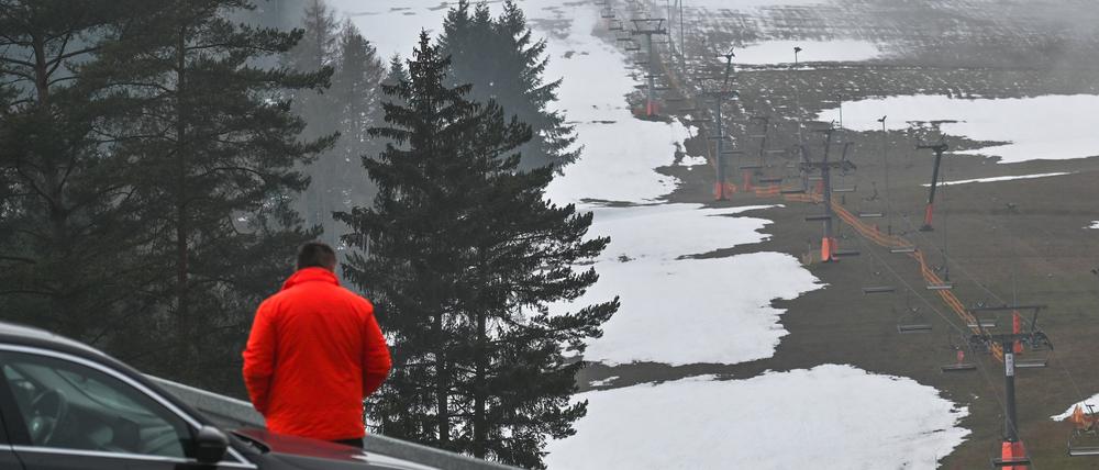 Warten auf Schnee: Auch in Polen ist das Wetter zu mild, die Lifte stehen still.