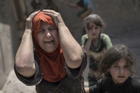 Das Leiden der Anderen. Eine Frau flieht mit ihren Kindern aus Mossul. Das Foto stammt aus dem Juni 2017.