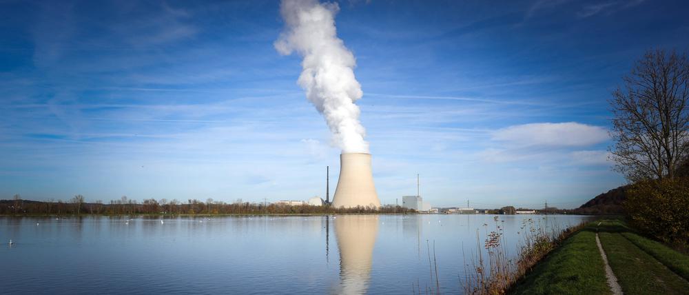 Wasserdampf zeigt auf aus dem Atomkraftwerk Isar 2.